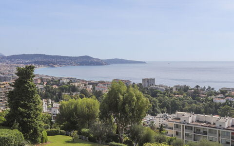 Le Sirius: Himmel, Bergforms, Horizont, Hügel, Wohngebiet, Küste, Küsten Und Ozeanische Forms, Meer, Bergstation, Ozean