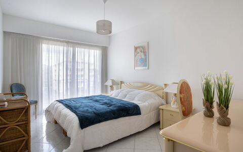 Azur Paradis: Mobilia, Letto, Interior Design, Camera Da Letto, Pavimento, Pavimentazione, Bedding, Lenzuolo, Legna, Soffitto