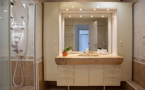 Azur Paradis: Lavandino Del Bagno, Lavello, Interior Design, Idraulico Fixture, Specchio, Pavimentazione, Controsoffitto, Parete, Bagno, Pavimento