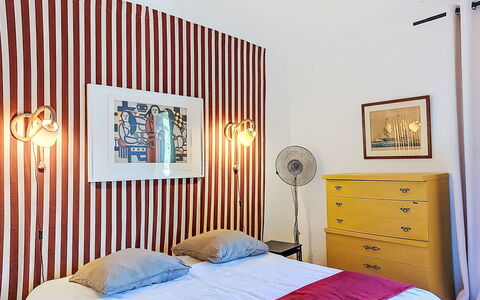 Villa 50: Design Intérieur, Mur, Chambre, Bois, Meubles, Textile, Lit, Cadre, Drap De Lit, Éclairage