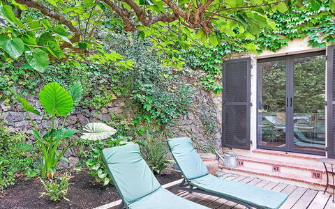 Villa 50: Vert, Mobilier De Jardin, Arbuste, Jardin, Ombre, Couverture De Sol, Arrière-Cour, Cour, Chaise