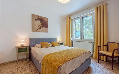 Les Pierres Fleuries: Bett, Interior Design, Möbel, Schlafzimmer, Bedding, Bettdecke, Wand, Zimmer, Decke, Holz