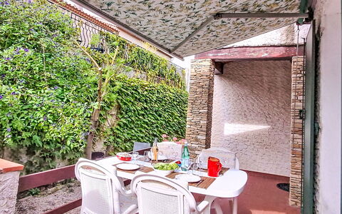 La Giono: Porche, Balcon, Domicile, Balustre, Balustrade, Clôture, Villa, Mobilier De Jardin, Tache De Bois, Eco Hôtel