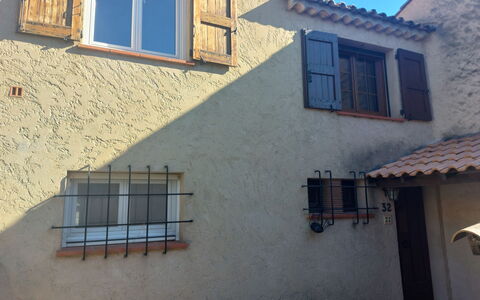 Mon Coua: Porte, Balcon, Chaise, Mobilier De Jardin, Cour, Allée, Plante D'Appartement, Cour, Passerelle, Pot De Fleur