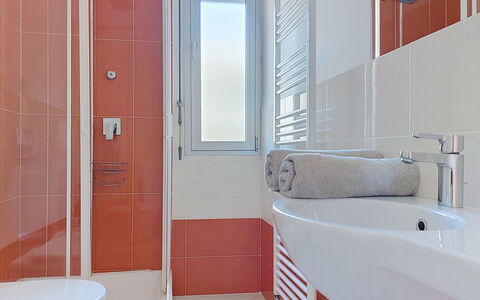 Jad: Interior Design, Flooring, Wall, Plumbing Fixture, Floor, Bathroom, Bathroom Sink, Sink, Plumbing, Tap