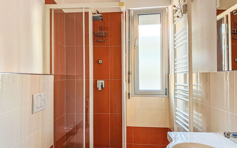 Jad: Armatur, Interior Design, Badezimmer, Flooring, Fussboden, Installation, Zimmer, Zapfhahn, Fliese, Toilette