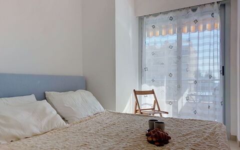 Jad: Furniture, Bed, Interior Design, Bedroom, Floor, Wall, Bedding, Flooring, Bed Sheet, Room