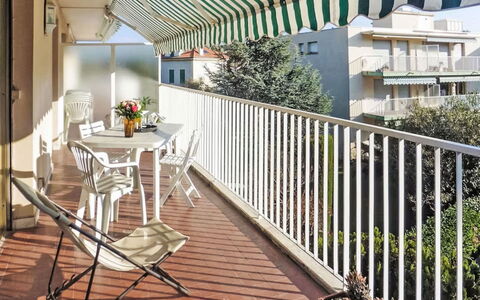 Les Jardins de L'Ermitage: Balkon, Veranda, Wohnung, Schatten, Gartenmöbel, Blumentopf, Zimmerpflanze, Stuhl, Tisch Im Freien, Zaun