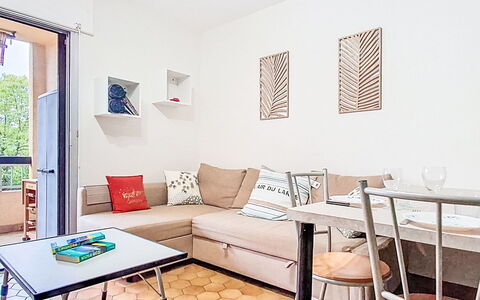 L'Iris: Apartment, Condominium, Residential Area, Urban Design, Mixed-Use, Commercial Building, Balcony, Hotel, Shade