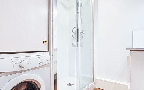 L'Iris: Flooring, Interior Design, Floor, Washing Machine, Plumbing Fixture, Room, Ceiling, Bathroom, Home, Clothes Dryer