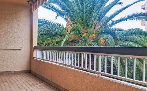 L'Iris: Apartment, Condominium, Residential Area, Urban Design, Mixed-Use, Commercial Building, Balcony, Hotel, Shade