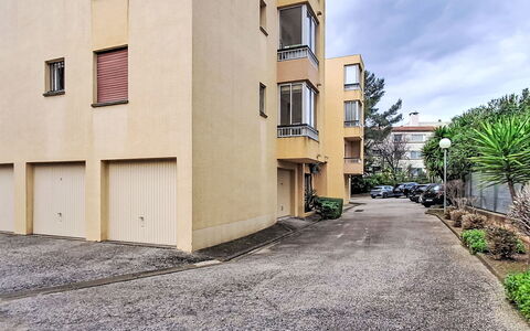 L'Iris: Apartment, Condominium, Residential Area, Urban Design, Mixed-Use, Commercial Building, Balcony, Hotel, Shade