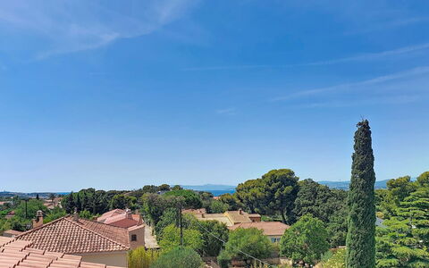 Les Jardins du Soleil: Cielo, Blu, Giorno, Albero, Zona Residenziale, Tetto, Casa, Sobborgo, Estate, Villaggio
