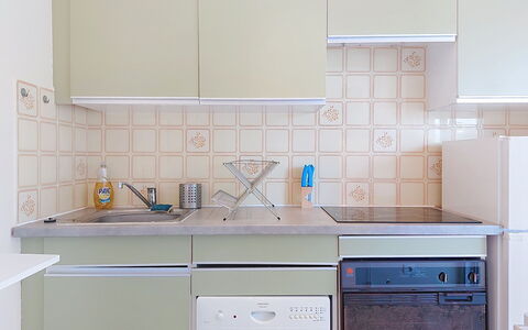 Les Jardins du Soleil: Cucina, Elettrodomestico Da Cucina, Controsoffitto, Apparecchio Major, Cabinetry, Pavimentazione, Interior Design, Lavandino Della Cucina, Pavimento, Elettrodomestico