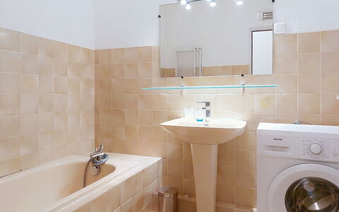 Les Jardins du Soleil: Bagno, Pavimentazione, Idraulico Fixture, Interior Design, Parete, Pavimento, Lavello, Rubinetto, Lavandino Del Bagno, Idraulico
