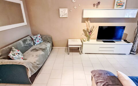 Mimosa: Mobilia, Interior Design, Divano, Pavimentazione, Pavimento, Camera, Soggiorno, Televisione, Tessile, Dispositivo Elettronico