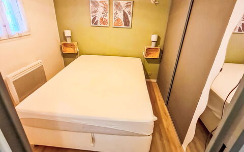 Mimosa: Mobilia, Camera Da Letto, Letto, Pavimento, Legna, Interior Design, Pavimentazione, Lenzuolo, Bedding, Biancheria