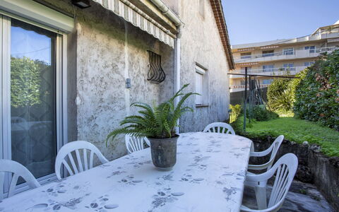 Maison Valensole: Gartenmöbel, Schatten, Blumentopf, Garten, Stuhl, Balkon, Zimmerpflanze, Beton, Garten, Tisch Im Freien