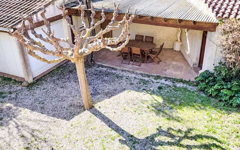 Résidence les Figuiers Fleurs: Møbel, Udendørs Møbler, Bord, Stol, Udendørs Bord, Have, Køkken & Spisebord, Gårdhave, Restaurant, Blomsterkrukke