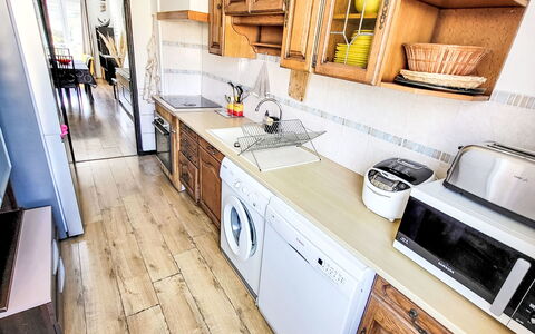 Marius Bondil: Hout, Flooring, Major Appliance, Verdieping, Meubilair, Houten Vloer, Interieur Ontwerp, Countertop, Keuken, Cabinetry