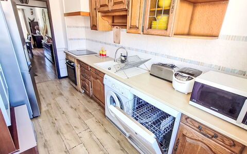 Marius Bondil: Flooring, Hout, Major Appliance, Verdieping, Meubilair, Keuken, Countertop, Interieur Ontwerp, Toestel Van De Keuken, Cabinetry