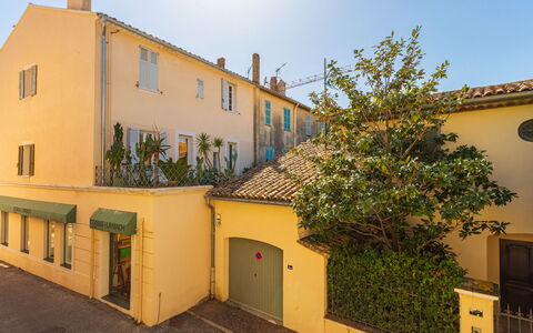 Le Tonnelier: Acqua, Albero, Piscina, Ricorrere, Giardino, Eco Hotel, Shade, Landscaping, Tropici