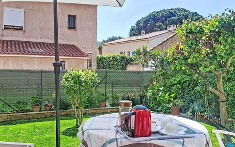 Les Marines: Möbel, Balkon, Schatten, Garten, Gartenmöbel, Stuhl, Veranda, Garten, Landscaping, Hinterhof