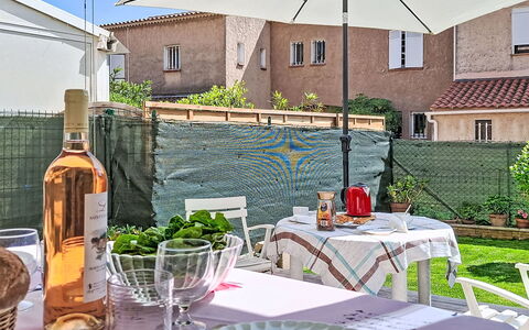 Les Marines: Möbel, Balkon, Schatten, Garten, Gartenmöbel, Stuhl, Veranda, Garten, Landscaping, Hinterhof