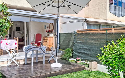 Les Marines: Möbel, Balkon, Schatten, Garten, Gartenmöbel, Stuhl, Veranda, Garten, Landscaping, Hinterhof