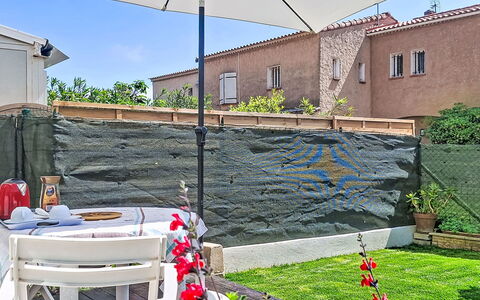 Les Marines: Möbel, Balkon, Schatten, Garten, Gartenmöbel, Stuhl, Veranda, Garten, Landscaping, Hinterhof