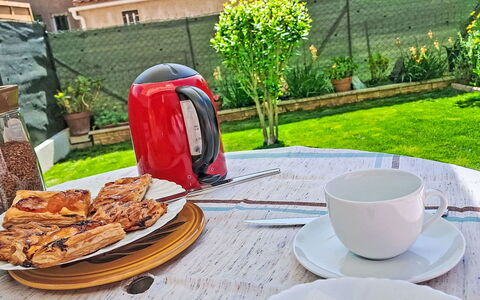 Les Marines: Möbel, Balkon, Schatten, Garten, Gartenmöbel, Stuhl, Veranda, Garten, Landscaping, Hinterhof