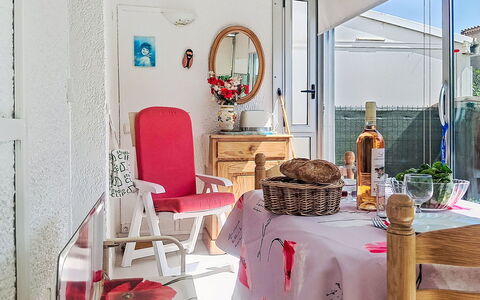 Les Marines: Möbel, Balkon, Schatten, Garten, Gartenmöbel, Stuhl, Veranda, Garten, Landscaping, Hinterhof