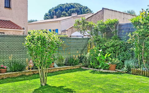 Les Marines: Möbel, Balkon, Schatten, Garten, Gartenmöbel, Stuhl, Veranda, Garten, Landscaping, Hinterhof