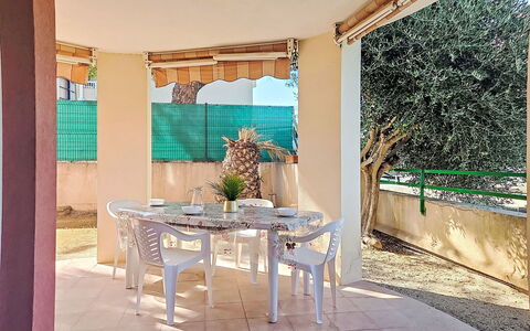 Nautica: Verdieping, Schaduw, Stoel, Buitenmeubels, Beits, Balkon, Outdoor Structuur, Keuken En Eettafel, Eco Hotel, Tegel
