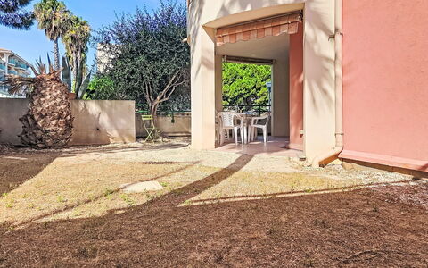 Nautica: Struik, Tuin, Landgoed, Oprit, Schaduw, Landscaping, Werf, Hacienda, Backyard
