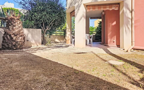 Nautica: Struik, Tuin, Schaduw, Oprit, Landgoed, Landscaping, Werf, Hacienda, Backyard, Gang