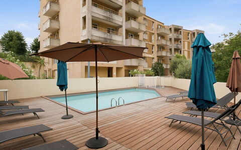 Grasse 617: Costruzione, Appartamento, Zona Residenziale, Facciata, Condominio, Urban Design, Materiale Composito, Uso Misto, Balcone