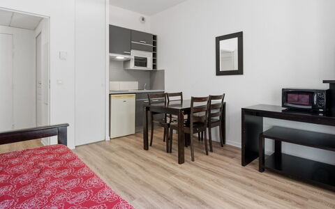 Grasse 617: Pavimentazione, Mobilia, Pavimento, Interior Design, Camera, Appartamento, Soffitto, Letto, Pavimento In Legno, Camera Da Letto