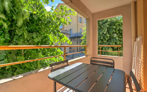 Virginia: Hout, Balkon, Appartement, Veranda, Beits, Stoel, Schaduw, Hardwood, Buitenmeubels, Leuning