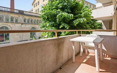 Grasse 654: Appartement, Flooring, Verdieping, Condominium, Ontwerp, Beits, Daylighting, Kamerplant, Balkon
