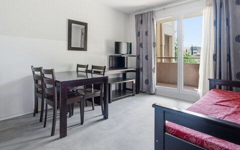 Grasse 654: Flooring, Verdieping, Interieur Ontwerp, Meubilair, Plafond, Kamer, Appartement, Stoel, Keuken En Eettafel, Houten Vloer