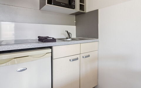 Grasse 654: Interieur Ontwerp, Flooring, Verdieping, Kamer, Cabinetry, Huis, Countertop, Appartement