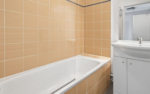 Grasse 654: Flooring, Loodgieterswerkinrichting, Badkamer, Verdieping, Interieur Ontwerp, Loodgieter, Tegel, Bad, Samengesteld Materiaal, Kraan