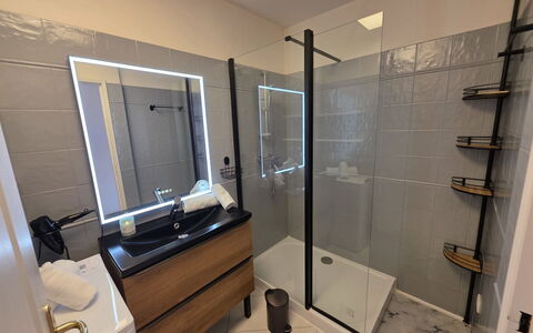 Villa Norma: Pavimentazione, Pavimento, Interior Design, Idraulico Fixture, Mobiletto Del Bagno, Idraulico, Bagno, Camera, Specchio, Piastrella