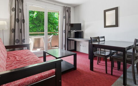 Virginia: Möbel, Fussboden, Interior Design, Flooring, Zimmer, Stuhl, Decke, Wohnung, Kaffetisch, Wohnzimmer