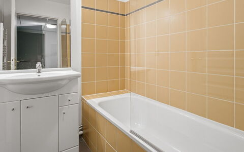 Virginia: Flooring, Fussboden, Armatur, Interior Design, Decke, Badezimmer, Installation, Fliese, Verbundwerkstoff, Zimmer