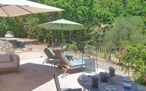 Les Sources: Maison, Domicile, Pot De Fleur, Toit, Zone Résidentielle, Porte, Composite, Dalle, Plante D'Appartement