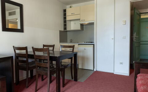 Virginia: Habitación, Diseño De Interiores, Suelo, Piso, Departamento, Mueble, Techo, Cama, Hotel