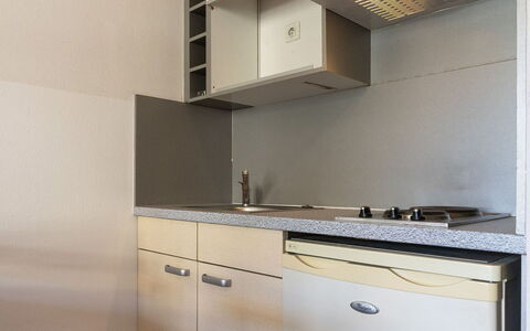 Virginia: Cocina, Mostrador, Gabinetes, Aparato De Cocina, Diseño De Interiores, Fregadero, Electrodoméstico, Piso, Habitación, Arreglo De Tubería