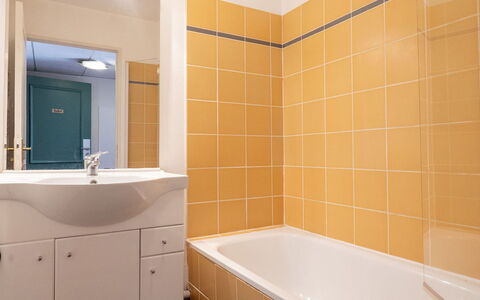 Virginia: Arreglo De Tubería, Piso, Diseño De Interiores, Baño, Suelo, Plomería, Techo, Lavabo, Grifo, Loseta